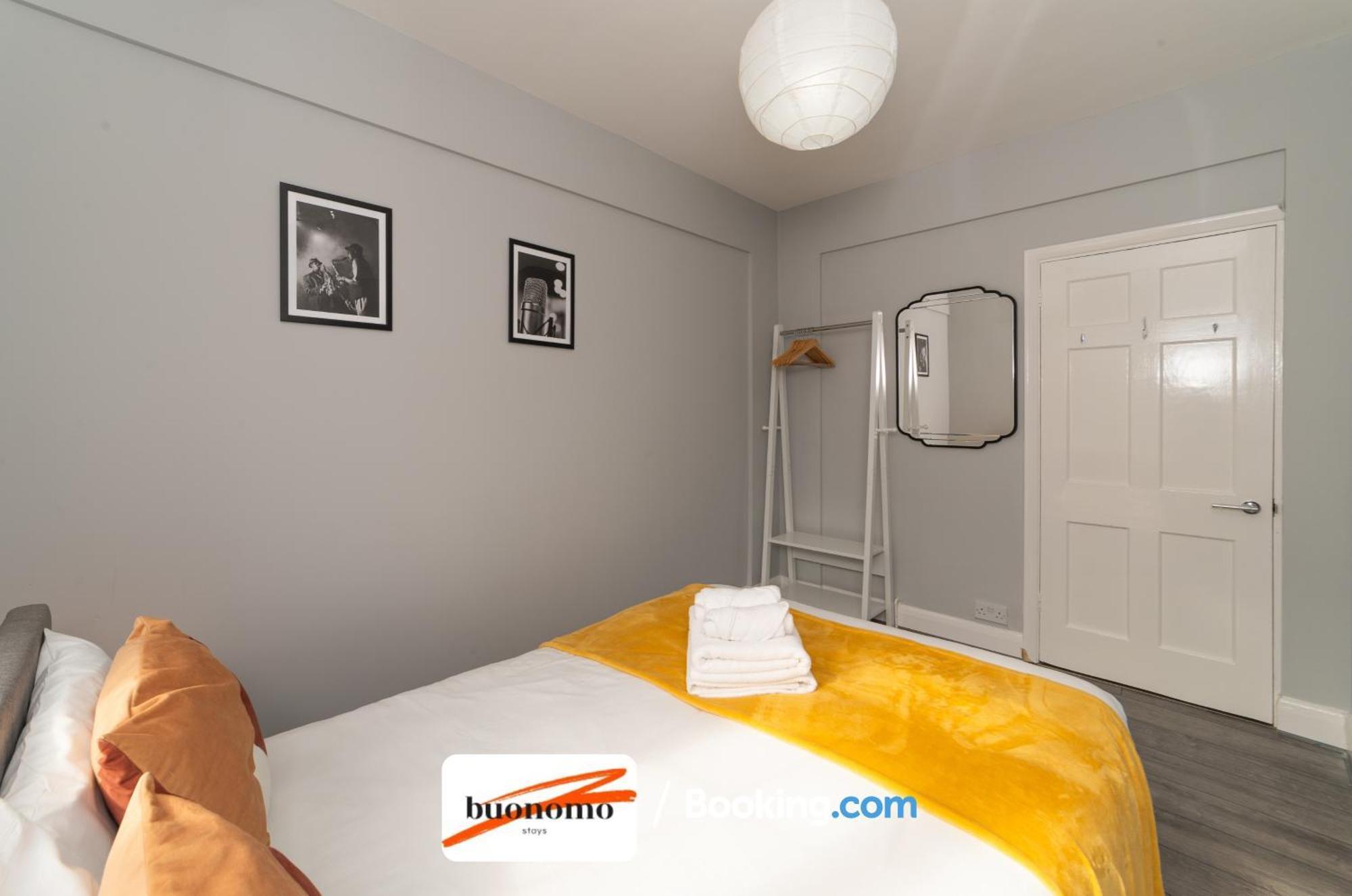 Two Bedroom Apartment By Buonomo Stays Short Lets & Serviced Accommodation With Balcony London Exteriör bild