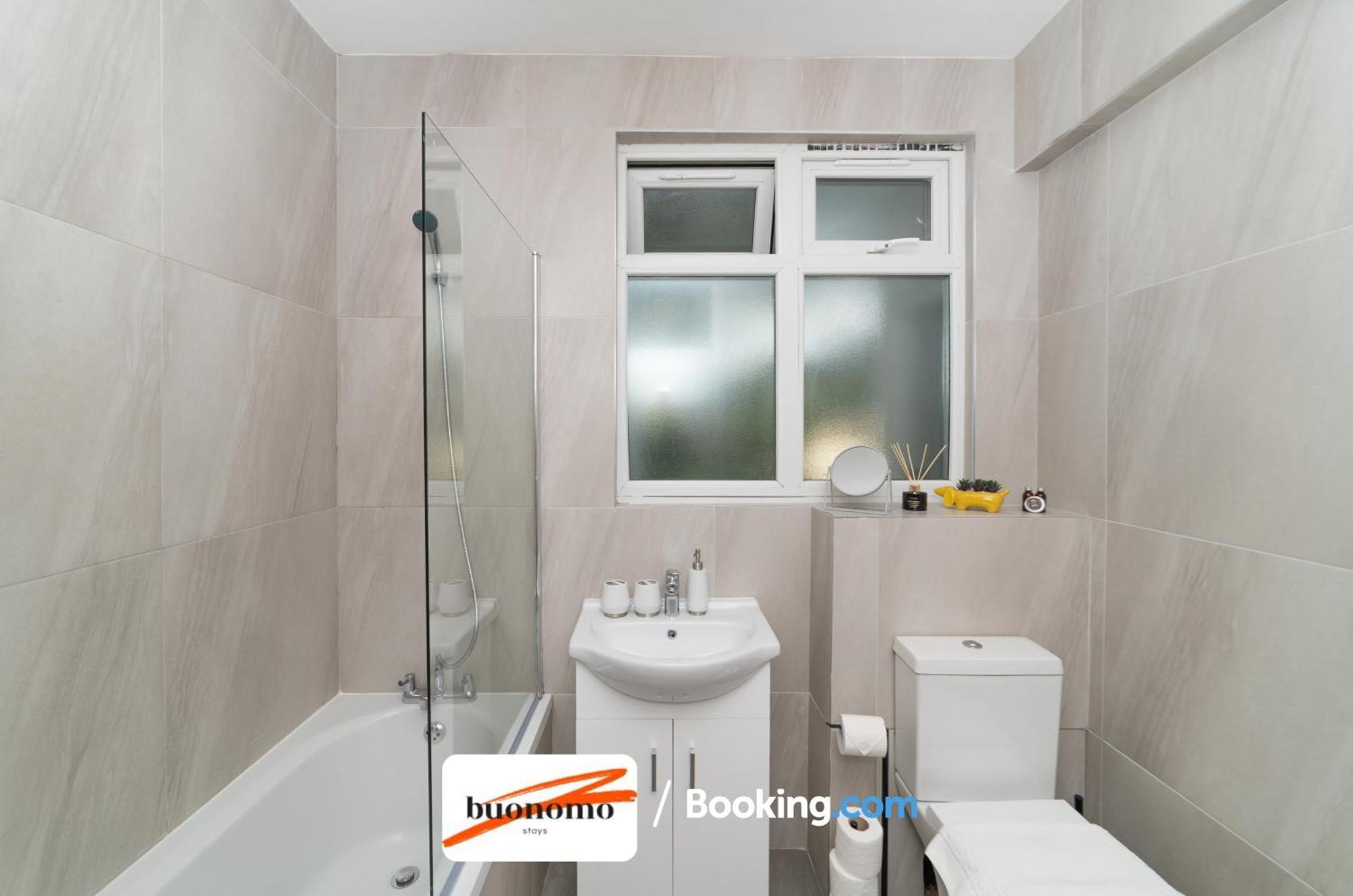 Two Bedroom Apartment By Buonomo Stays Short Lets & Serviced Accommodation With Balcony London Exteriör bild